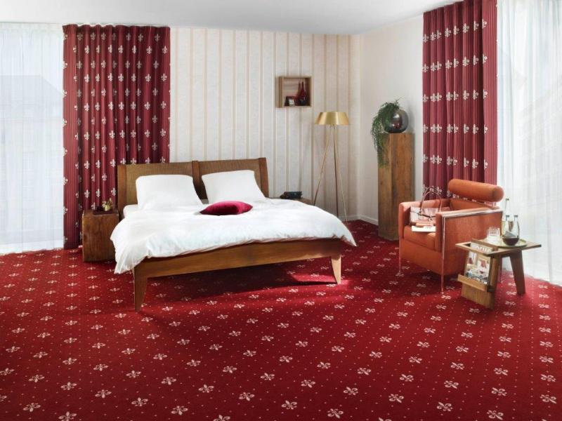 Roter Teppich mit Muster